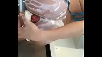 Cagando Fresas con crema del culito